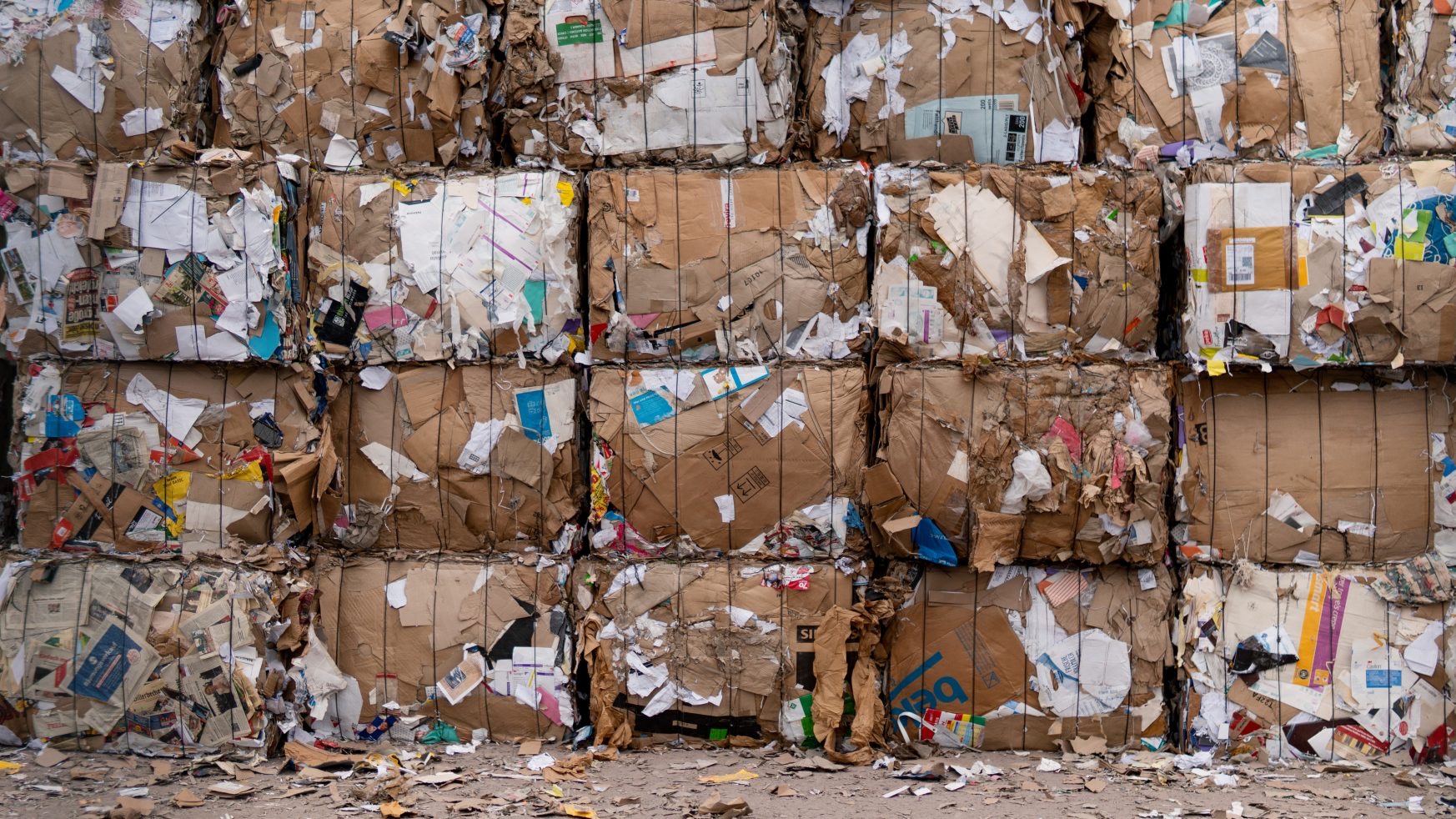 Fardos de cartón y papel en la planta de Maval